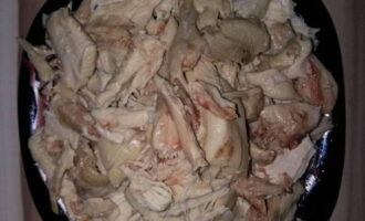 El soufflé de pollastre és molt fàcil de preparar. Bulliu el filet de pollastre fins que estigui cuit. També podeu utilitzar la carn d'altres parts del pollastre.