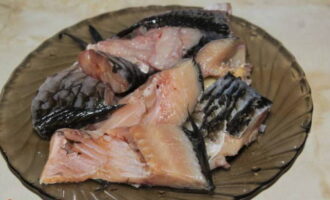 Ang piniritong carp sa isang kawali ay inihanda nang mabilis at madali. Agad na banlawan ang pamumula mula sa uhog, alisin ang mga kaliskis, alisin ang ulo na may buntot at palikpik, mga lamang-loob at hugasan muli sa ilalim ng tubig na tumatakbo. Pagkatapos ay gupitin ang bangkay sa mga piraso.
