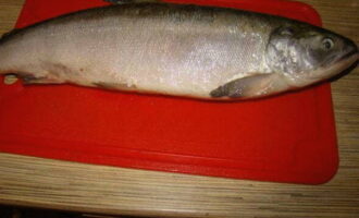 Att förbereda sockeye lax i ugnen är väldigt enkelt. Rengör sockeye laxkroppen från fjäll och ta bort huvudet med fenor, svans och inälvor, men du kan lämna huvudet.