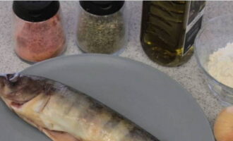 Ta först ut fisken ur frysen och låt den stå på nedre hyllan i kylen för att tina upp. 