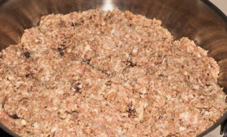 La pizza amb carn picada és fàcil de preparar a casa.Descongelar la carn picada amb antelació i posar-la en una paella escalfada amb oli vegetal. Sal i pebre al gust.