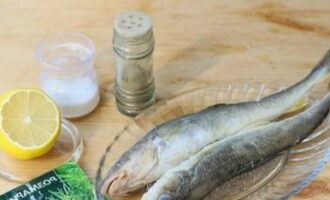 การทำอาหาร navaga ในเตาอบนั้นง่ายมาก รวบรวมวัตถุดิบสำหรับมื้ออาหารมื้อใหญ่ นำนาวากาออกล่วงหน้าเพื่อให้ปลาละลาย