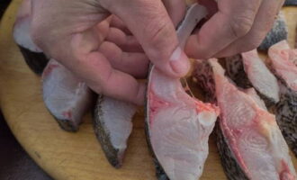 Pumili ng isang malaking ispesimen ng silver carp; halos walang maliliit na buto sa loob nito. Alisin ang mga kaliskis mula sa isda, alisin ang mga bituka at buksan ang tiyan. Putulin ang buntot, palikpik at ulo. Banlawan nang lubusan sa ilalim ng tubig. Hatiin ang bangkay sa mga steak, at pagkatapos ay hatiin ang bawat steak sa kalahati.