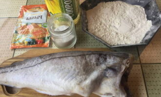 Haddock trong chảo rán được nấu nhanh và ngon. Hãy chuẩn bị những nguyên liệu cần thiết theo danh sách nhé. Chúng tôi chọn gia vị theo sở thích của mình. Bạn có thể sử dụng gia vị cá.