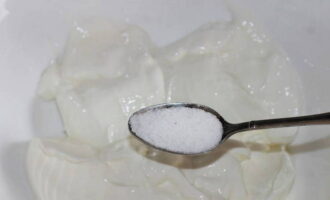 Vi mäter alla produkter i önskad kvantitet. Lägg gräddfil och yoghurt i en djup skål. Tillsätt en tesked salt.