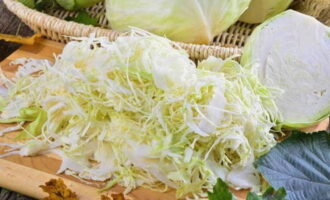 Rửa và thái nhỏ bắp cải trắng.