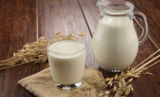 Ang cottage cheese ng gatas ng kambing ay madaling ihanda sa bahay. Sukatin ang tinukoy na dami ng gatas.