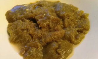 Ihanda natin ang kinakailangang halaga ng carp caviar. Kung kinakailangan, alisin ang pelikula mula dito. Kapag hilaw, ang caviar ay may maberde na tint.