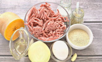 Saftiga kotletter i ugnen på plåt är väldigt lätta att förbereda! Vi kommer att förbereda de nödvändiga produkterna enligt listan.
