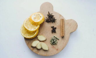 Alkoholfri glögg kan enkelt tillagas hemma. Låt oss förbereda de nödvändiga ingredienserna. Skär apelsinen i cirklar.