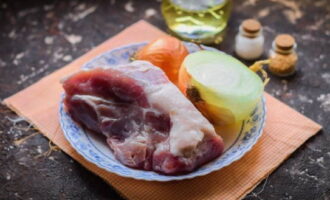 Clătiți bine pulpa de porc sub jet de apă și lăsați-o să se usuce puțin.