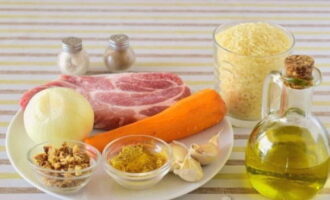 Hur lagar man pilaf i ugnen? Innan du börjar tillagningen, skala skal och skal från grönsakerna och skölja under rinnande vatten tillsammans med fläskmassan. Hur lagar man pilaf i ugnen? Innan du börjar tillagningen, skala skal och skal från grönsakerna och skölja under rinnande vatten tillsammans med fläskmassan.
