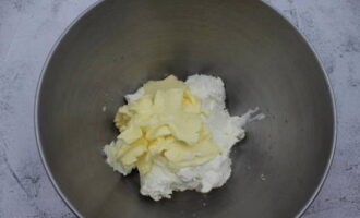 Một chiếc bánh làm từ các lớp bánh làm sẵn có cách chế biến rất đơn giản. Dùng máy trộn ở tốc độ vừa phải, đánh phô mai và bơ ở nhiệt độ phòng.