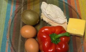 Kiwisallad är snabb och enkel att tillaga. Förbered ingredienserna enligt listan ovan. Hårdkoka äggen efter att du sköljt dem under vatten. Skölj kycklingfilén och koka i tillräckligt med vatten, glöm inte att salta buljongen och skumma av skummet efter behov. Tvätta och torka den heta paprikan.