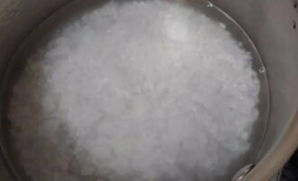 Hoe maak je een snel en smakelijk bijgerecht voor koteletten klaar? Meet de benodigde hoeveelheid rijst af. Giet in een zeef en spoel grondig onder stromend water. Doe de gewassen rijst in een kom om te koken. Vul met water.