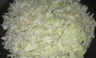 Ta bort de vissna bladen från kålen, skär av den nödvändiga mängden och hacka. Salta och socker lätt. Använd händerna och stek i en het stekpanna med vegetabilisk olja.