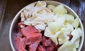 Lula kebab är väldigt lätt att tillaga hemma. Skölj och torka kalvköttet med servetter, skär i bitar som är lätta att vrida. Ta bort skalen från lökarna, skölj under vatten och skär i bitar. För att förbereda lula kebab behöver du lammfett. Det kommer att ge slutresultatet saftighet.