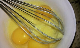 Hoe bak je heerlijke pannenkoeken met melk? Breek de gewassen en gedroogde eieren in een bakje. Voeg kristalsuiker en zout toe en klop tot het dik en schuimig is.