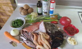 Adună ingrediente pentru o capodoperă rafinată. Curățați morcovii, ceapa și usturoiul. Clătiți bine fructele de mare și alte legume.
