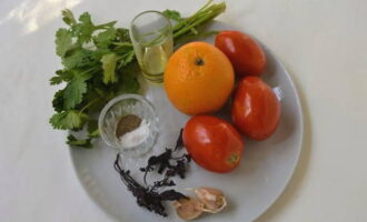 Đầu tiên, hãy chuẩn bị những sản phẩm cần thiết từ danh sách của chúng ta. Rửa sạch cà chua, cam và một bó ngò.