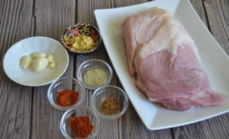 การปรุงแฮมหมูในเตาอบนั้นง่ายมาก มาเตรียมสินค้าตามรายการกัน ล้างแฮมหมูให้สะอาดใต้น้ำแล้วเช็ดให้แห้งด้วยกระดาษชำระ