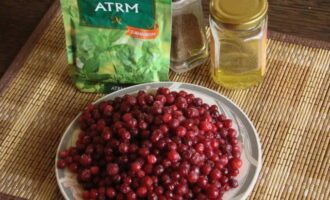 เตรียมน้ำผลไม้ Lingonberry อย่างรวดเร็วและง่ายดาย มาเตรียมส่วนผสมที่จำเป็นตามรายการกัน เครื่องเทศที่คุณสามารถใช้ได้คืออบเชยหรือกานพลู