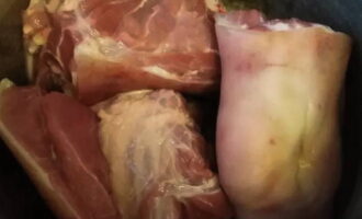 Rửa sạch thân cây và đặt vào chảo sâu lòng để nấu.