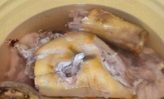 Saltison có thể dễ dàng chuẩn bị ở nhà. Cắt phần đầu đã ngâm sẵn thành từng miếng rồi cho vào chảo nước, thêm chút muối rồi đun sôi. Hãy nhớ loại bỏ bọt bằng thìa có rãnh và nấu cho đến khi chín trên lửa, hơi nhỏ hơn mức trung bình một chút.