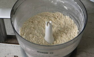 Ilagay ang sarap ng isang hugasan na lemon, harina, pinalamig at diced mantikilya at asin sa isang mangkok ng blender at timpla hanggang sa gumuho. Ilagay ang sarap ng isang hugasan na lemon, harina, pinalamig at diced mantikilya at asin sa isang mangkok ng blender at timpla hanggang sa gumuho.