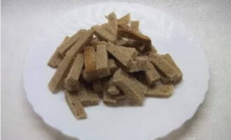 Chúng tôi cắt bỏ phần vỏ bánh mì, cắt vụn bánh mì thành những thanh dài có cùng kích thước.