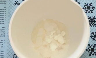 Salain ang harina sa isang plato na may mataas na panig, magdagdag ng lebadura, butil na asukal at kefir sa temperatura ng silid, bahagyang pinainit na gatas at langis ng gulay - ihalo at magdagdag ng ilang asin. Salain ang harina sa isang plato na may mataas na panig, magdagdag ng lebadura, butil na asukal at kefir sa temperatura ng silid, bahagyang pinainit na gatas at langis ng gulay - ihalo at magdagdag ng ilang asin.
