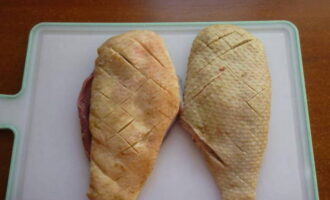 We maken sneden op de huid van de filet, zoals weergegeven op de foto.