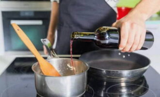 Rundvleeswangetjes zijn heel eenvoudig te bereiden. Giet de helft van de wijn in een pan en verwarm het geheel. Voeg vervolgens de tomatenpuree en de runderbouillon toe. Combineer en voeg wijn toe. Kook en haal van de brander.