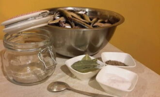 Samla de nödvändiga ingredienserna för en underbar fisk. Tina och skölj skarpsillen i förväg. Förbered dina egna kryddor eller använd färdiga. Blanda salt med strösocker.