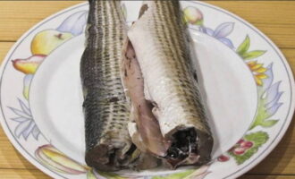 Vi rengör och tarmar fisken, sköljer noggrant under vatten på alla sidor och torkar med hushållspapper.