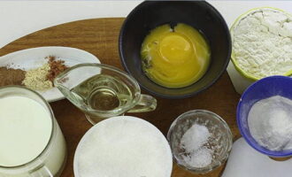 En primer lloc, ens armem amb bàscules de grams de cuina i mesurem la quantitat necessària d'ingredients secs i líquids.