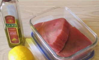 Att laga tonfisk i en stekpanna går snabbt och enkelt. Innan du börjar tillaga, ta ut fisken ur frysen och låt den tinas i kylen.