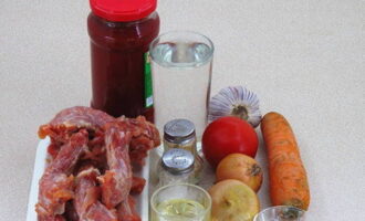 Chúng tôi đặt tất cả các sản phẩm được liệt kê trên bàn.