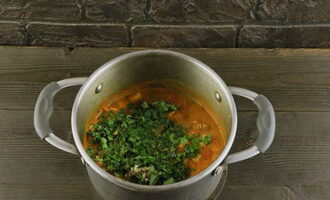 Fem minuter innan beredskap, tillsätt vitlök och koriander. Rör om och ta bort från spisen.