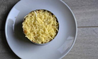 Budburan ng cheese shavings.