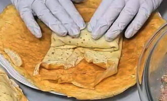 Fyll varje pannkaka med fyllning som visas på bilden. Det blir mycket pannkakor.