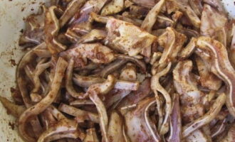 Budburan ng apple cider vinegar. Haluin. Balansehin ang lasa kung kinakailangan.