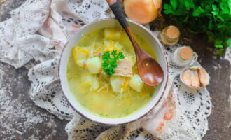 ซุปไก่พร้อมบะหมี่และมันฝรั่งพร้อม วางลงในจานที่แบ่งส่วนแล้วช่วยตัวเองได้อย่างรวดเร็ว!