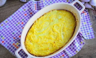 Haal de noedelsoep uit de oven en laat iets afkoelen.