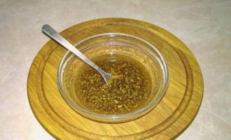 Överför den aromatiska blandningen i en djup skål. Tillsätt olivolja, citronsaft, senapspulver och honung här. Blanda noggrant.
