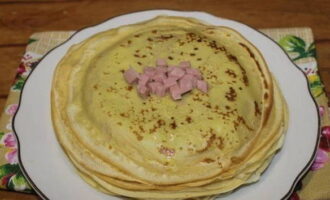 วางเนื้อจำนวนหนึ่งไว้ตรงกลางแพนเค้ก