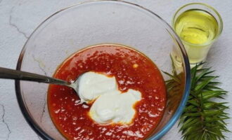 Barrejar la salsa de tomàquet amb la crema agra.