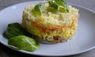 Maingat na alisin ang singsing upang hindi masira ang meryenda. Ang salad na may mansanas at karot ay handa na! Palamutihan ng mga sprigs ng sariwang basil. Enjoy!