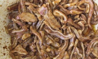 Painitin ang pinong langis ng gulay hanggang sa kumulo at ibuhos ito sa pampagana. Haluin, takpan at palamigin magdamag.