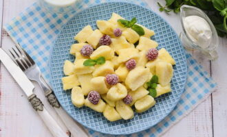 Luie kwarkknoedels volgens het klassieke recept zijn klaar. Versier naar eigen wens en geniet! Luie kwarkknoedels volgens het klassieke recept zijn klaar. Versier naar eigen wens en geniet!